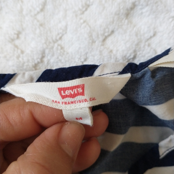 Levi's     B - Picture 8 of 9